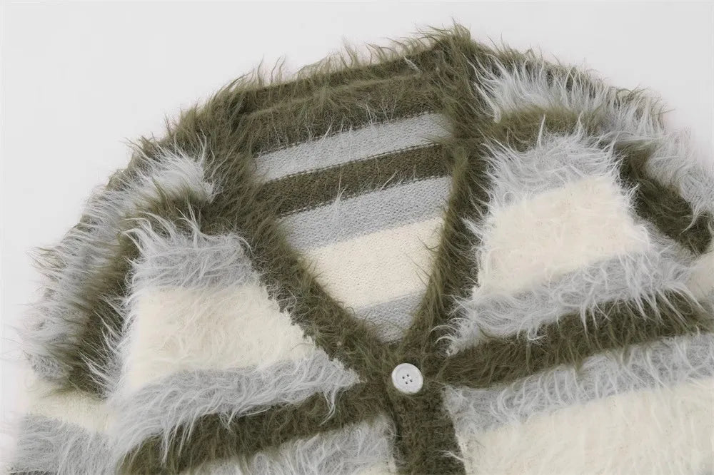 Gestreifter, flauschiger V-Cardigan für Herren | Stricklord