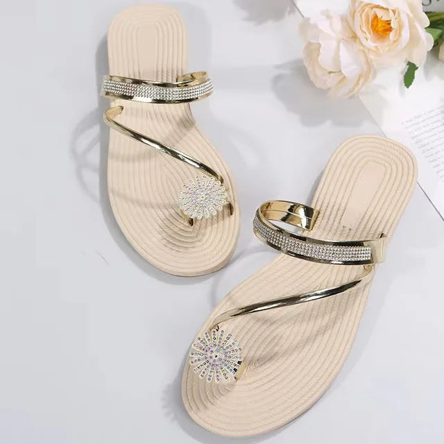 Sandalen-Vrouwen-Zomer-Nieuwe-Mode-Strand-Sandalen-Strass-Platte-Slippers-Luxe-Sandalen-Vrouwen-Ontwerpers-Designer-Schoenen.jpg_640x640_e6bbd978-4b40-43b9-8904-7a8afd5ab140.webp